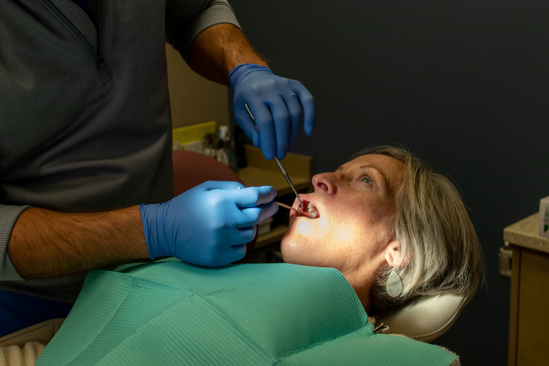 Read more about the article Emergency Tooth Extraction vs. Saving the Tooth: How Dentists Decide